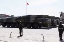 Quân đội Trung Quốc thục luyện phóng “sát thủ tàu sân bay” ban đêm