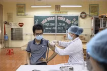 Nhân viên y tế tiêm vaccine phòng COVID-19 cho người dân phường Hạ Đình, quận Thanh Xuân. (Ảnh: Minh Quyết/TTXVN)
