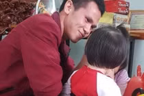 Rưng rưng khoảnh khắc bé gái rơi lầu 12 lần đầu gặp mặt anh Nguyễn Ngọc Mạnh: "Con chào bố Mạnh, con cảm ơn bố"