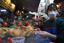 Chen chân mua gà cúng giao thừa ở khu chợ "nhà giàu" Hà Nội