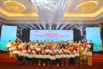 Ban Tổ chức chụp hình lưu niệm cùng các học sinh và giáo viên xuất sắc.