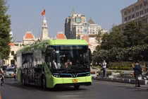 Xe buýt điện VinBus chạy trên đường phố TPHCM, chính thức phục vụ người dân từ 9/3/2022.