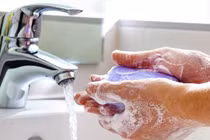 Nên rửa tay với xà phòng thường xuyên