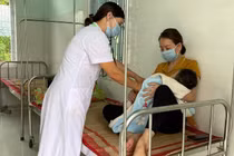 Bé trai đang được y bác sĩ thăm khám