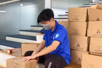Cán bộ, nhân viên của trường đóng gói những bộ sách giáo trình gửi cho sinh viên.