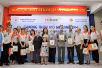 HDBank tiếp tục hành trình mang lại ánh sáng cho người nghèo