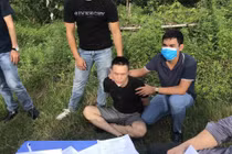 Bắt giữ đối tượng vận chuyển ma túy. (Ảnh: TTXVN)