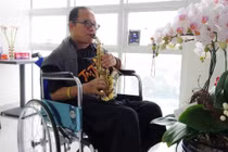 Nghệ sĩ Trần Mạnh Tuấn mới thổi saxophone một đoạn ngắn