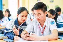 Phụ huynh 'chia rẽ' trước quy định cho học sinh dùng điện thoại trong giờ