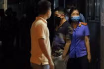 Lực lượng chức năng có mặt tại đầu ngõ nhà ông Lê (Ảnh: Nguyễn Trường).