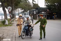 Theo chân CSGT bắt hàng loạt "ma men" chạy xe gắn máy trên đường phố Hà Nội