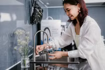 Nước sau khi qua xử lý từ trường có thể lưu giữ năng lượng từ tính trong 24h - 48h, tác động tích cực đến sức khỏe.