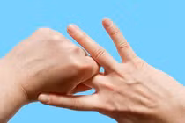 Đau ngón tay giữa gây nôn ra máu