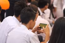 Học sinh trung học không được sử dụng điện thoại trong giờ học