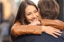 Ôm giúp phụ nữ giảm căng thẳng