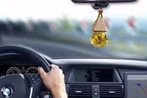 Nguy hại tiềm ẩn khi để tinh dầu trong ô tô
