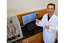TS Zhongfan Jia  phát triển khả năng lưu trữ pin gốc hữu cơ polymer hoạt tính tại phòng thí nghiệm Đại học Flinders . Ảnh: Đại học Flinders.