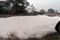 Bọt trắng phủ kín dòng sông sau một đêm