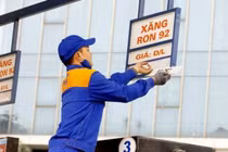 Giá xăng tăng gần 700 đồng một lít 
