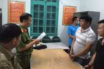 Cơ quan Cảnh sát điều tra Công an tỉnh Thái Bình thi hành Lệnh bắt bị can để tạm giam đối với Cường "Quắt". Ảnh: Công an tỉnh Thái Bình.
