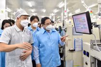 Thủ tướng Phạm Minh Chính trong chuyến thăm nhà máy Samsung tại Thái Nguyên ngày 3/9. Ảnh: Đoàn Bắc/VGP. 