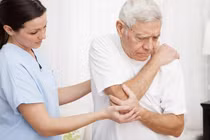 Đau nhức xương khớp ở người cao tuổi khi trời lạnh 