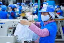 Từ 15/3/2022, tạm ngừng kinh doanh tạm nhập, tái xuất khẩu trang y tế.