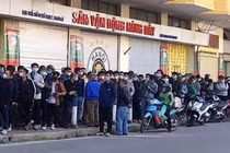 Người hâm mộ xếp hàng mua vé xem trận cuối của Quang Hải