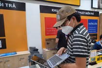 Khách hàng lựa chọn mua laptop tại một cửa hàng điện máy. Ảnh minh họa: Hoàng Nhị/TTXVN