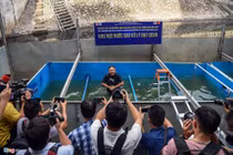 Người Hà Nội ngỡ ngàng khi chuyên gia Nhật Bản tắm trên sông Tô Lịch