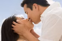 Có thể mắc bệnh truyền nhiễm nào khi hôn?