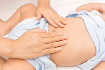 Xử trí khi trẻ nôn và đau bụng.