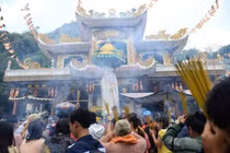 Không thắp nắm hương to khi đi lễ chùa