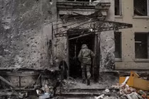 lính Ukraine hành hạ tù binh Nga