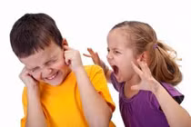 Bé hay đánh người, có phải bị tự kỷ?