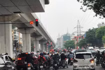 Đường phố Hà Nội bất ngờ nhộn nhịp dù đang 'cách ly toàn xã hội'