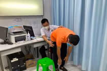 “Nhiều vận động hằng ngày được xem là không có gì quá mức, nhưng cứ lặp đi lặp lại hằng ngày, đến mức độ nào đó, xương sẽ gãy”, BSCKI Vũ Tam Trực cảnh báo.