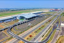 Xe phục vụ đẩy 2 máy bay va chạm tại Nội Bài, khách phải đổi chuyến