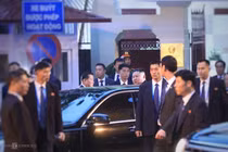 Nhà lãnh đạo Triều Tiên Kim Jong Un đến thăm Đại sứ quán Triều Tiên tại Hà Nội