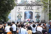 Hơn 30.000 du khách đổ về đền Hùng