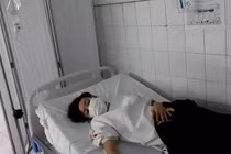 Nữ giáo viên uống thuốc tự tử trước mặt hiệu trưởng để phản đối quyết định kỷ luật