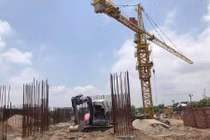 Nhà thầu ngưng thi công vì chịu tác động kép