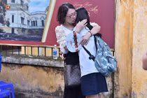 Thí sinh bật khóc ngay khi rời phòng thi