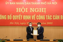 Chủ tịch UBND TP Hà Nội Chu Ngọc Anh trao Quyết định bổ nhiệm cho ông Trương Việt Dũng. 