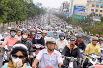Xe máy lưu thông dày đặc tại TPHCM.