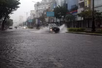 Mưa lớn xảy ra trên địa bàn thành phố Đà Nẵng do bão số 5 gây ra. Ảnh: Trần Lê Lâm – TTXVN 