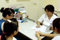 Hà Nội tích cực chăm sóc sức khỏe sinh sản phụ nữ và trẻ em gái trong dịch Covid-19