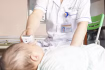 Bé gái 3 tháng tuổi ở Hà Nội bị nhỏ nhầm axit vào miệng