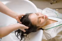 Trộn muối trắng với dầu gội có tác dụng gì?