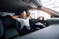Ngồi lái ô tô như thế nào để tránh đau lưng?